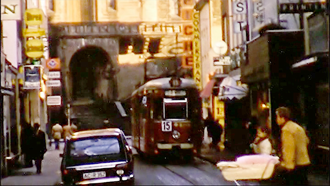 Stra&szlig;enbahn in der unteren Adalbertstra&szlig;e